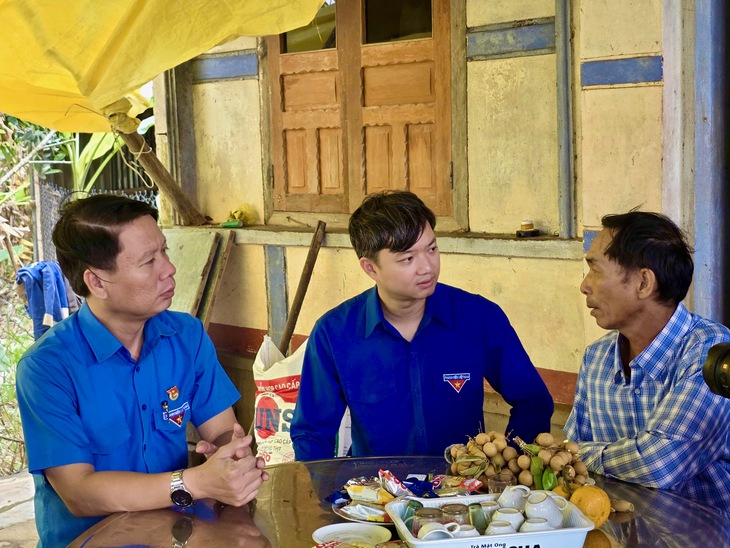 Bí thư Trung ương Đoàn Nguyễn Minh Triết thăm người dân vùng lũ Phú Yên - Ảnh 3.