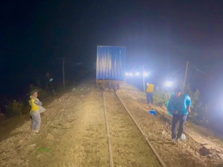 Thông tuyến đường sắt sau sự cố do mưa lũ qua khu vực Nam Trung Bộ - Ảnh 1.