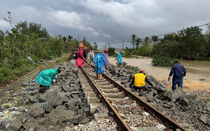 Dân rốn lũ Hòa Thịnh vừa sửa nhà, vừa lo bão tới- Ảnh 11.