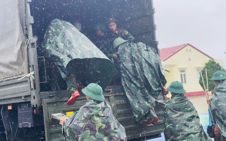 Hàng trăm bộ đội cùng lực lượng địa phương đắp bao cát vá đoạn đê vỡ ở Gia Lai - Ảnh 6.