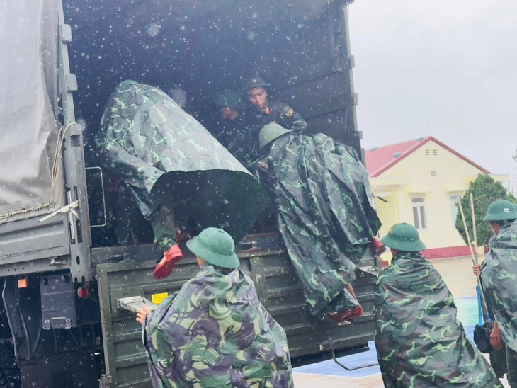 Hai lần giúp dân vượt lũ lớn trong vòng một tháng ở miền Trung của bộ đội - Ảnh 2.