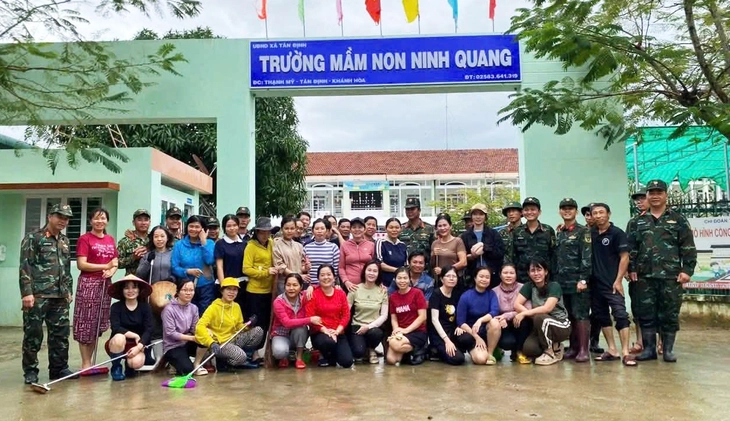 Hai lần giúp dân vượt lũ lớn trong vòng một tháng ở miền Trung của bộ đội - Ảnh 13.