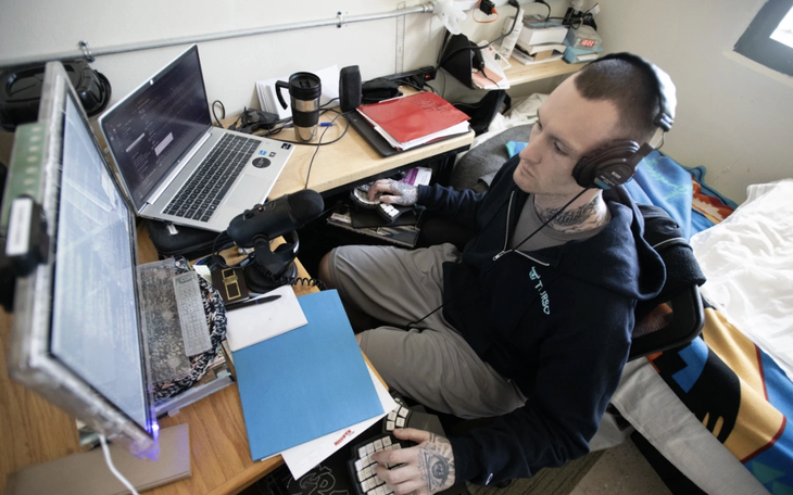 Người đàn ông ngồi xem tarot gây sốt MXH là ai? - Ảnh 4.