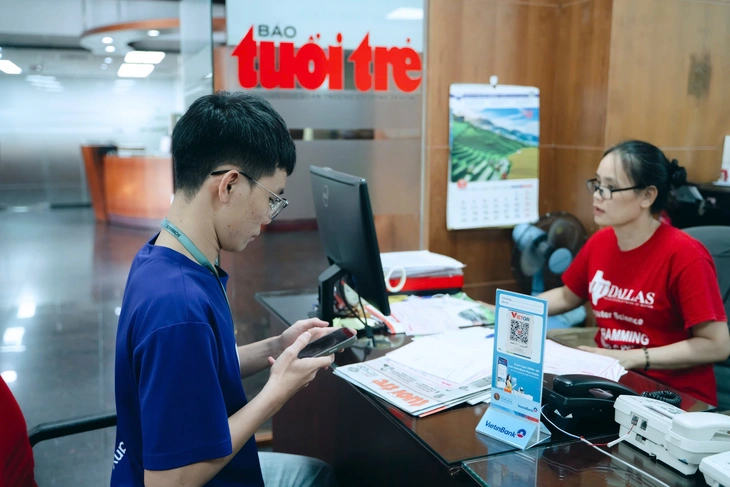 Mắt đỏ hoe, tay nắm chặt xúc động khi góp tiền gửi đến bà con miền Trung - Ảnh 9.