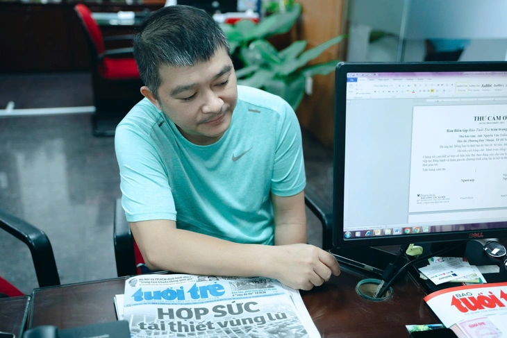 Mắt đỏ hoe, tay nắm chặt xúc động khi góp tiền gửi đến bà con miền Trung - Ảnh 3.