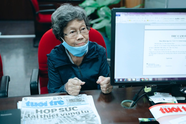 Mắt đỏ hoe, tay nắm chặt xúc động khi góp tiền gửi đến bà con miền Trung - Ảnh 5.