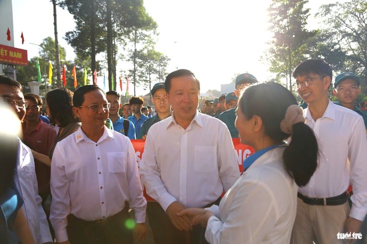 Đồng Nai cử gần 300 nhân viên y tế, tình nguyện viên đến Đắk Lắk hỗ trợ người dân khắc phục bão lũ - Ảnh 1.