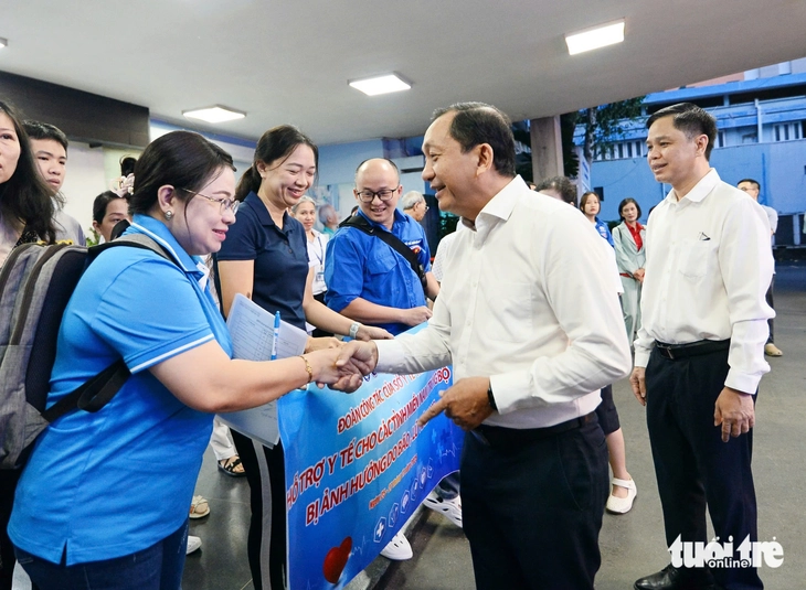 100 y, bác sĩ TP.HCM mang thuốc men, thiết bị y tế lên đường chi viện Đắk Lắk - Ảnh 1.