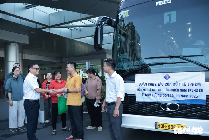 100 y, bác sĩ TP.HCM mang thuốc men, thiết bị y tế lên đường chi viện Đắk Lắk - Ảnh 9.