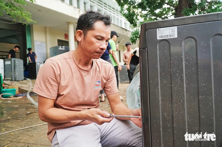 Sinh viên Nha Trang sửa chữa miễn phí thiết bị hư hỏng do mưa lũ - Ảnh 8.