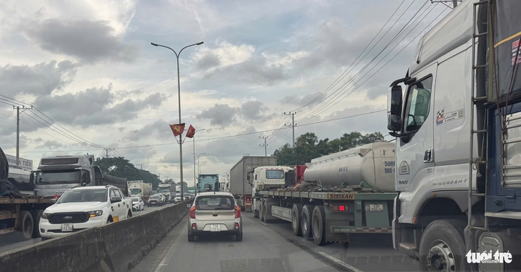 Điều chỉnh phân làn trên quốc lộ 51: Tài xế ô tô lúng túng, xe máy gặp khó - Ảnh 2.