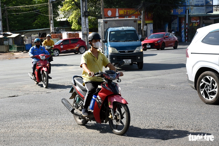 Điều chỉnh phân làn trên quốc lộ 51: Tài xế ô tô lúng túng, xe máy gặp khó - Ảnh 4.