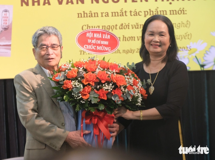 Tác giả Nguyễn Mạnh Tuấn của Biển sáng, Đồng tiền xương máu ra mắt sách ở tuổi ngoài 80 - Ảnh 1.