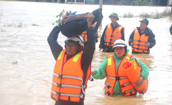 Mưa lũ lịch sử ở Khánh Hòa: 22 người chết, thiệt hại nhà cửa, đê điều hơn 4.100 tỉ đồng - Ảnh 1.
