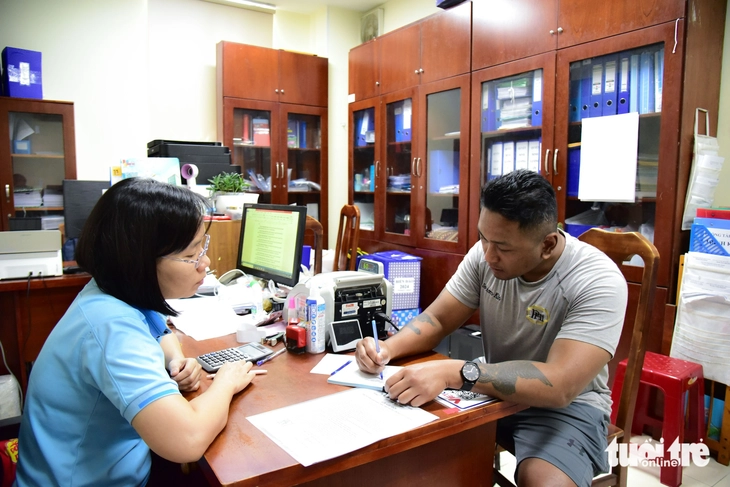 Lần đầu đến Việt Nam dự đám cưới bạn, du khách ghé ủng hộ người dân lũ lụt - Ảnh 1.