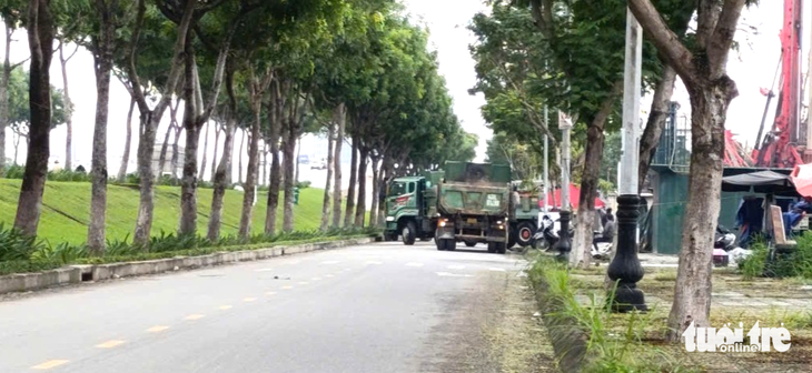 Xe ben chục tấn bất chấp biển cấm, nhiều tuyến phố Đà Nẵng lem nhem bùn đất - Ảnh 6.