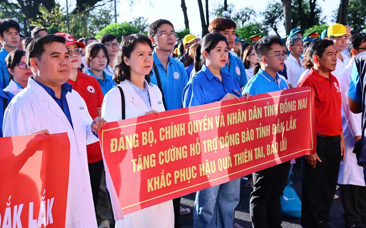 Người dân vùng lũ Phú Yên cần chăn ấm, tôn lợp lại mái nhà - Ảnh 6.