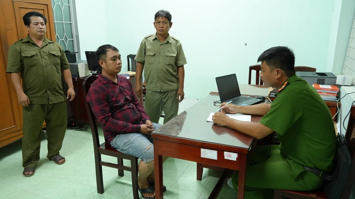 Công an hai tỉnh phối hợp bắt nghi phạm đang trên đường lẩn trốn sau khi chém tình địch - Ảnh 1.