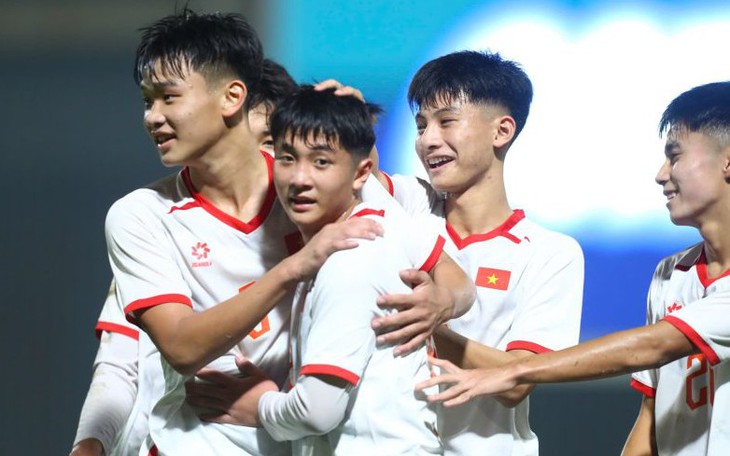 Video: Tuyệt phẩm nã đại bác của tiền vệ U17 Việt Nam - Ảnh 2.