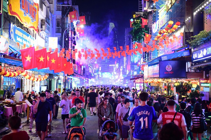 Đông đảo khách Việt quay lại với du lịch trong nước vì ngại thủ tục visa - Ảnh 1.