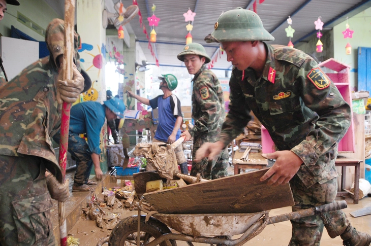 Hai lần giúp dân vượt lũ lớn trong vòng một tháng ở miền Trung của bộ đội - Ảnh 3.