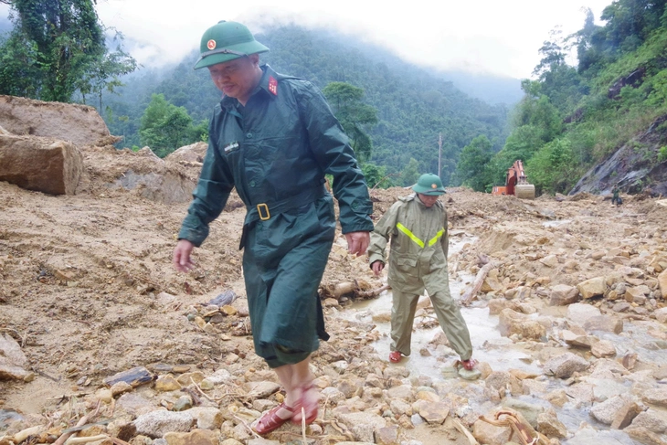 Bộ đội công binh nhồi thuốc nổ phá đá thông đèo Khánh Lê - Ảnh 3.