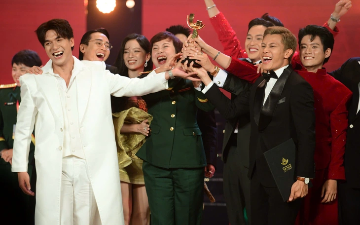 Trấn Thành chúc mừng 'Mưa đỏ', các Bông sen bạc và đặc biệt là một đạo diễn - Ảnh 2.