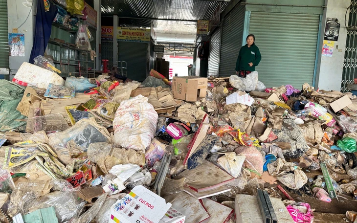 Người dân vùng lũ rần rần ‘khui túi mù thùng nhựa cứu trợ’:  vừa kinh tế vừa tinh tế! - Ảnh 4.