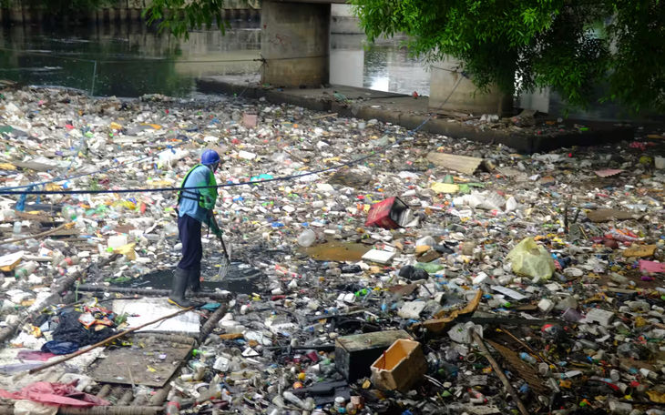 Biến rác thải thành vật liệu, đừng chần chờ nữa - Ảnh 1.