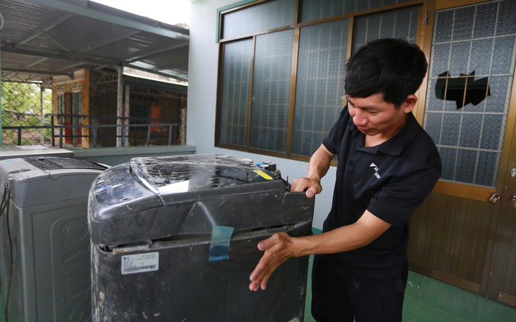 Mắt đỏ hoe, tay nắm chặt xúc động khi góp tiền gửi về miền Trung - Ảnh 11.