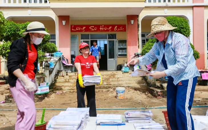 Lính cứu hỏa vượt hơn 500km từ TP.HCM ra Phú Yên cũ hỗ trợ dân sau lũ - Ảnh 12.