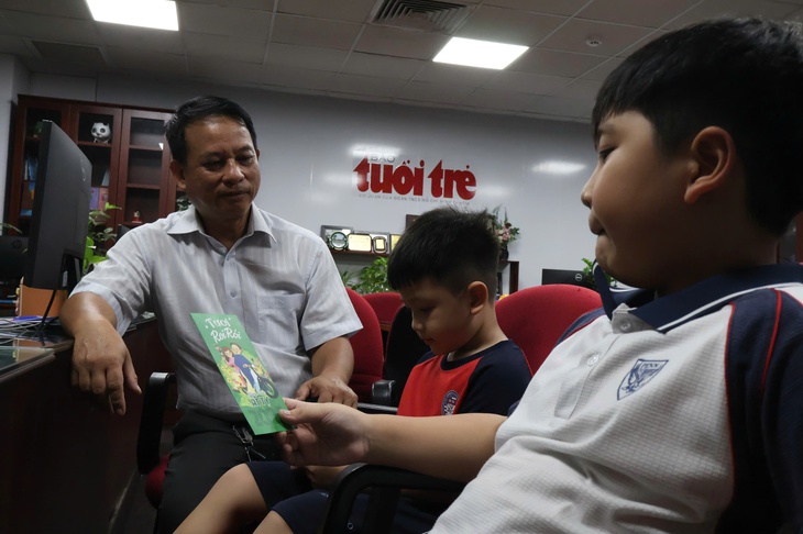 Ước có nhiều tiền để có thể giúp bà con miền Trung nhiều hơn - Ảnh 4.