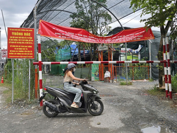 Phường Bình Trưng tháo dỡ hơn 16.500m² sân pickleball, sân thể thao xây dựng không phép - Ảnh 1.