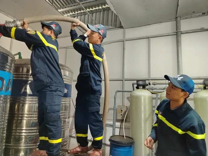 Công an Đắk Lắk cung cấp nước sạch cho các bệnh viện trong vùng lũ - Ảnh 1.