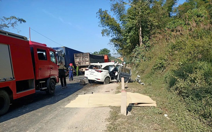 Xe hơi lấn làn tông trực diện xe đầu kéo, 4 người chết - Ảnh 1.