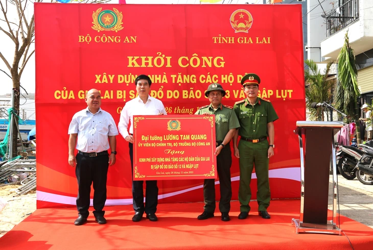 Bộ Công an hỗ trợ xây nhà mới cho người dân Bình Định, Phú Yên cũ bị sập do bão lũ- Ảnh 1. Bộ Công an - Ảnh 1.