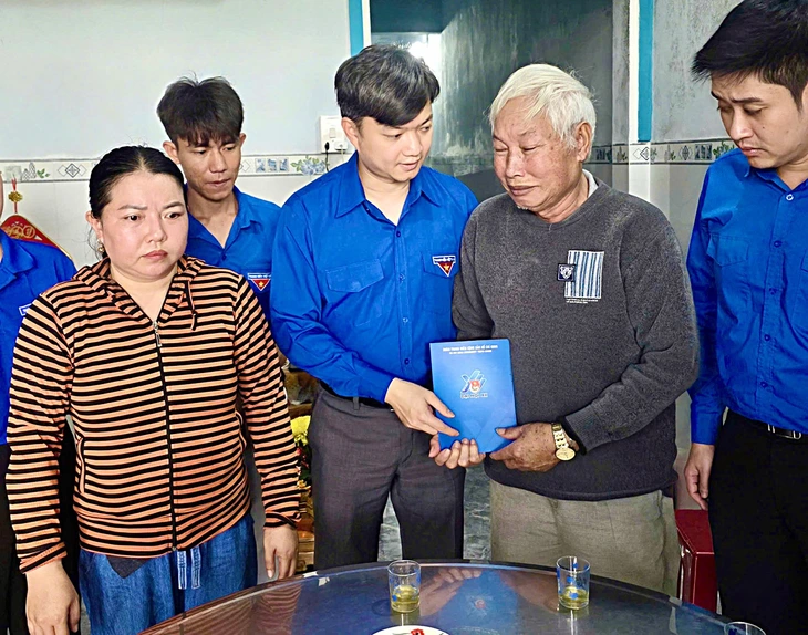 TP.HCM nỗ lực chia sẻ với vùng lũ Khánh Hòa - Ảnh 4.