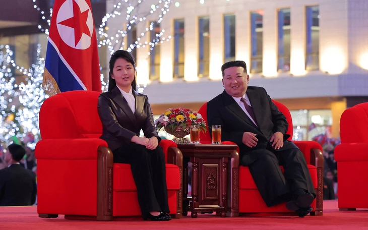 Tình báo Hàn Quốc: Con gái ông Kim Jong Un 'được chỉ định là người kế nhiệm' - Ảnh 2.