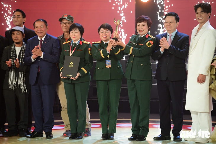 Trấn Thành chúc mừng 'Mưa đỏ', các Bông sen bạc và đặc biệt là một đạo diễn - Ảnh 3. Trấn Thành - Ảnh 2.