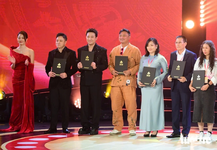 Trấn Thành chúc mừng 'Mưa đỏ', các Bông sen bạc và đặc biệt là một đạo diễn - Ảnh 1. Trấn Thành - Ảnh 1.