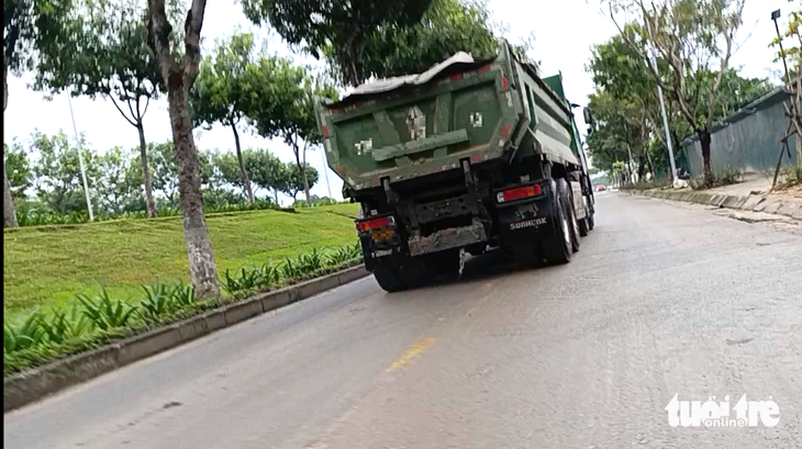 Xe ben chục tấn ‘phớt lờ’ biển cấm giữa trung tâm Đà Nẵng: Tài xế bị phạt tiền, trừ điểm - Ảnh 3.