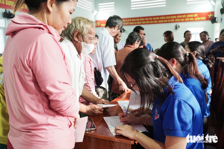 Thành Đoàn TP.HCM và báo Tuổi Trẻ tặng 300 suất quà cho người dân vùng lũ Khánh Hòa - Ảnh 2.