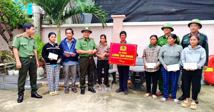 Bộ Công an hỗ trợ xây nhà mới cho người dân Bình Định, Phú Yên cũ bị sập do bão lũ - Ảnh 2. Bộ Công an hỗ trợ xây nhà mới cho người dân Gia Lai, Đắk Lắk bị sập nhà - Ảnh 2.