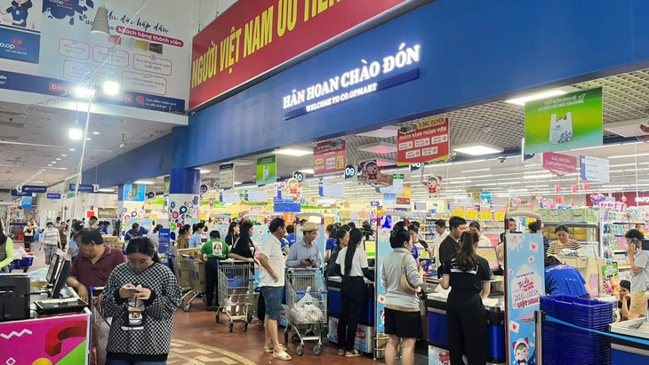 Saigon Co.op tung gói trợ giá, bán hàng không lợi nhuận cùng bà con tái thiết cuộc sống sau lũ - Ảnh 2.
