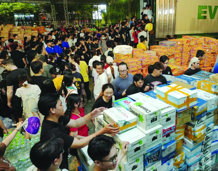 TP.HCM nỗ lực chia sẻ với vùng lũ Khánh Hòa - Ảnh 3.