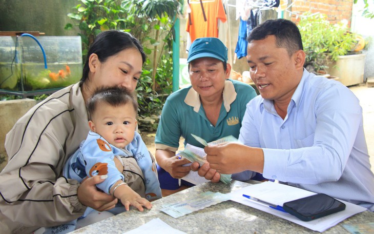 Người dân Hóc Môn góp 100 tấn hàng hóa, nhu yếu phẩm hỗ trợ đồng bào vùng lũ - Ảnh 9.
