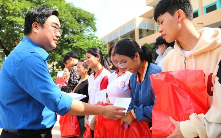 Thành đoàn TP.HCM và báo Tuổi Trẻ tặng 300 suất quà cho người dân vùng lũ Khánh Hòa- Ảnh 4.