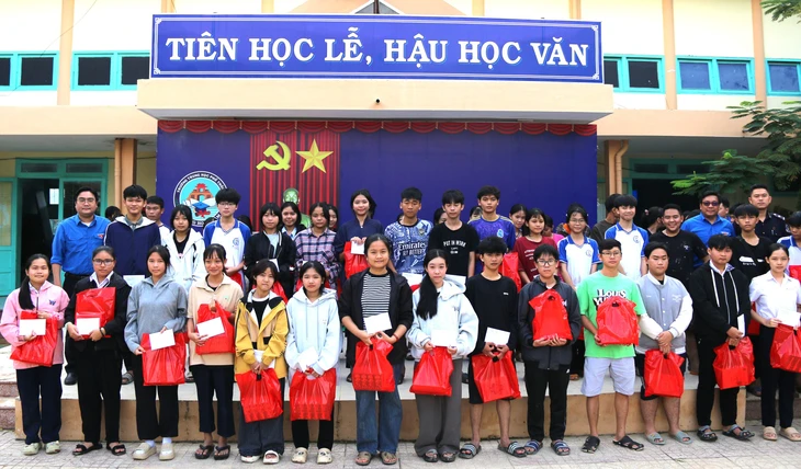 Thành đoàn TP.HCM và báo Tuổi Trẻ trao học bổng, tặng quà học sinh vùng lũ Khánh Hòa- Ảnh 2.