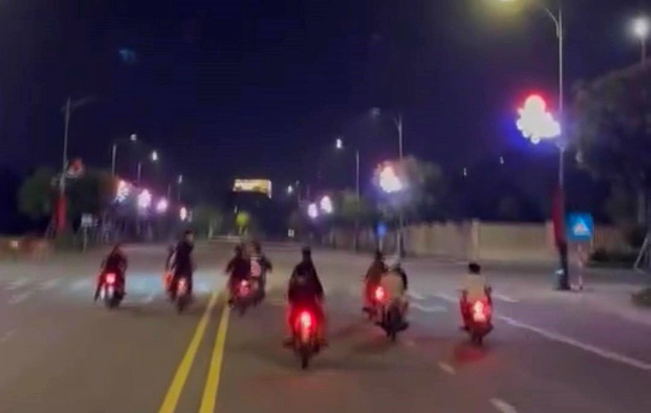 Phạt nhóm ‘quái xế’ dàn hàng ngang lạng lách trên đường phố Đồng Hới - Ảnh 1.