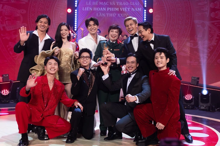 Mưa đỏ - Ảnh 1.